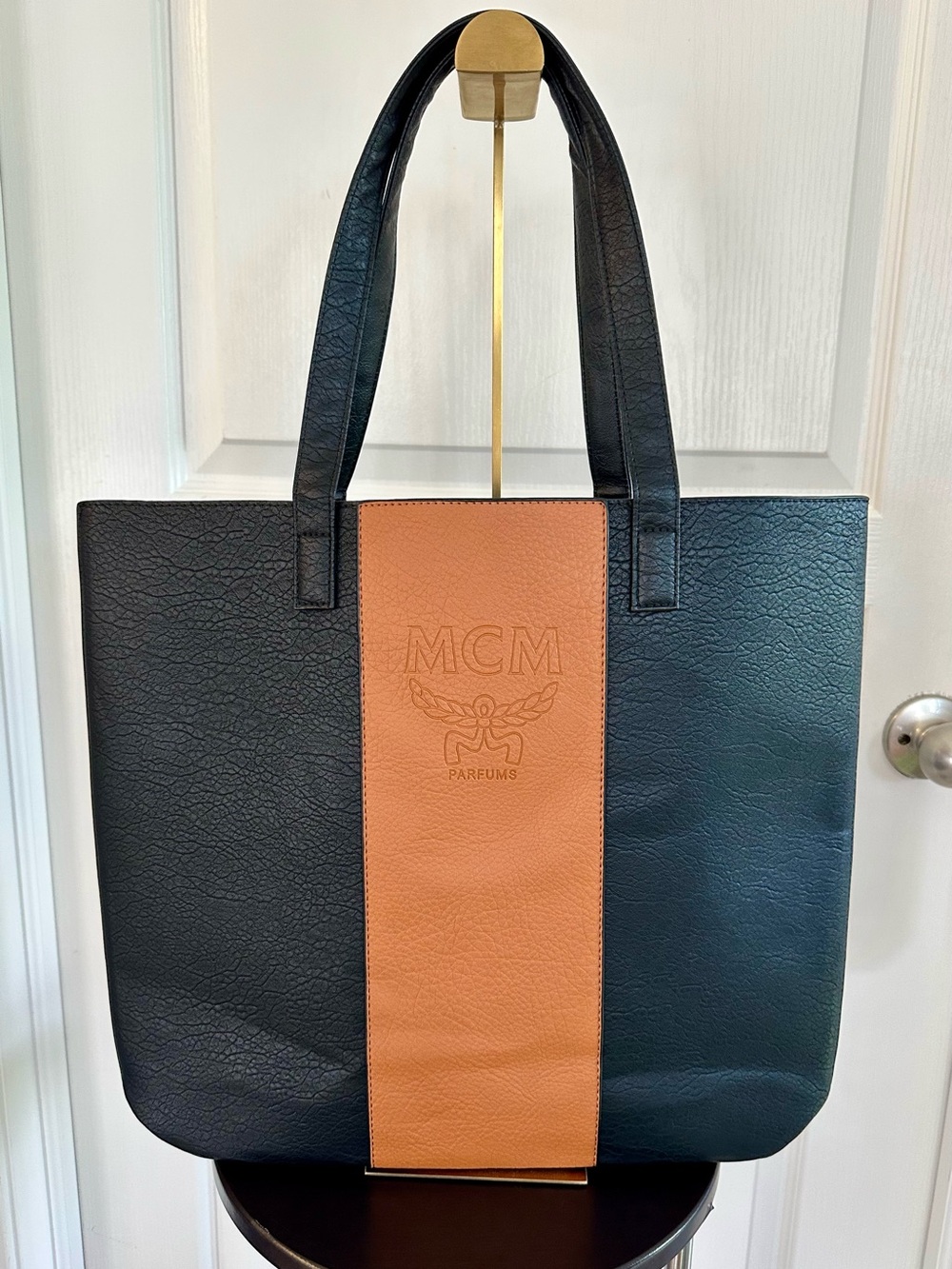 💙 MCM Parfums Embossed Faux Leather Tote Bag – Black & Cognac – NWOT – Large